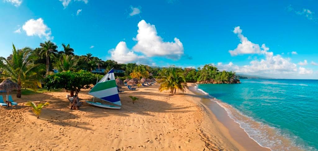 Jamaica Inn 700-foot private champagne-sand beach in Ocho Rios