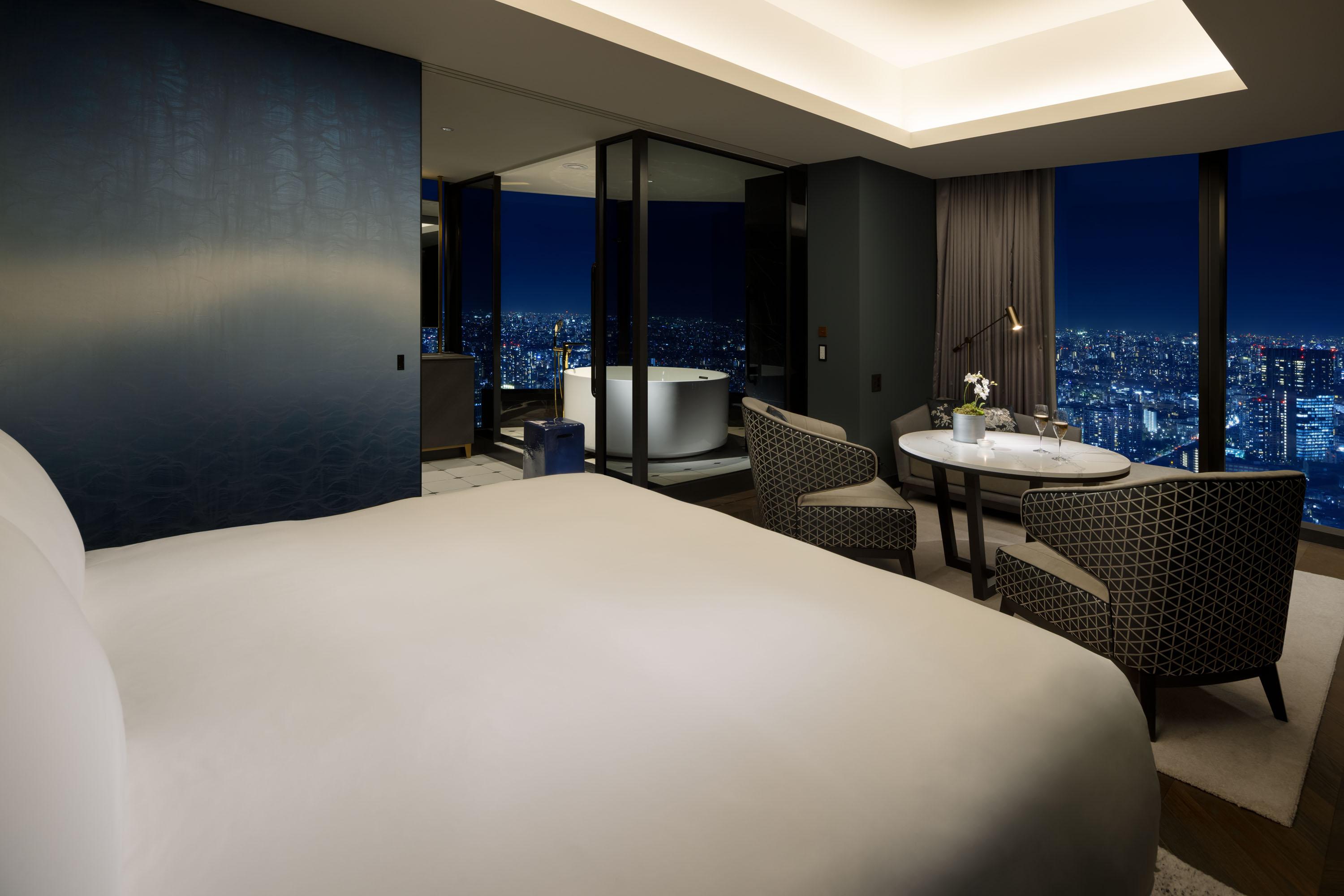 Junior Corner Suite King with Wraparound Dual-Aspect Tokyo Skyline Panoramas
