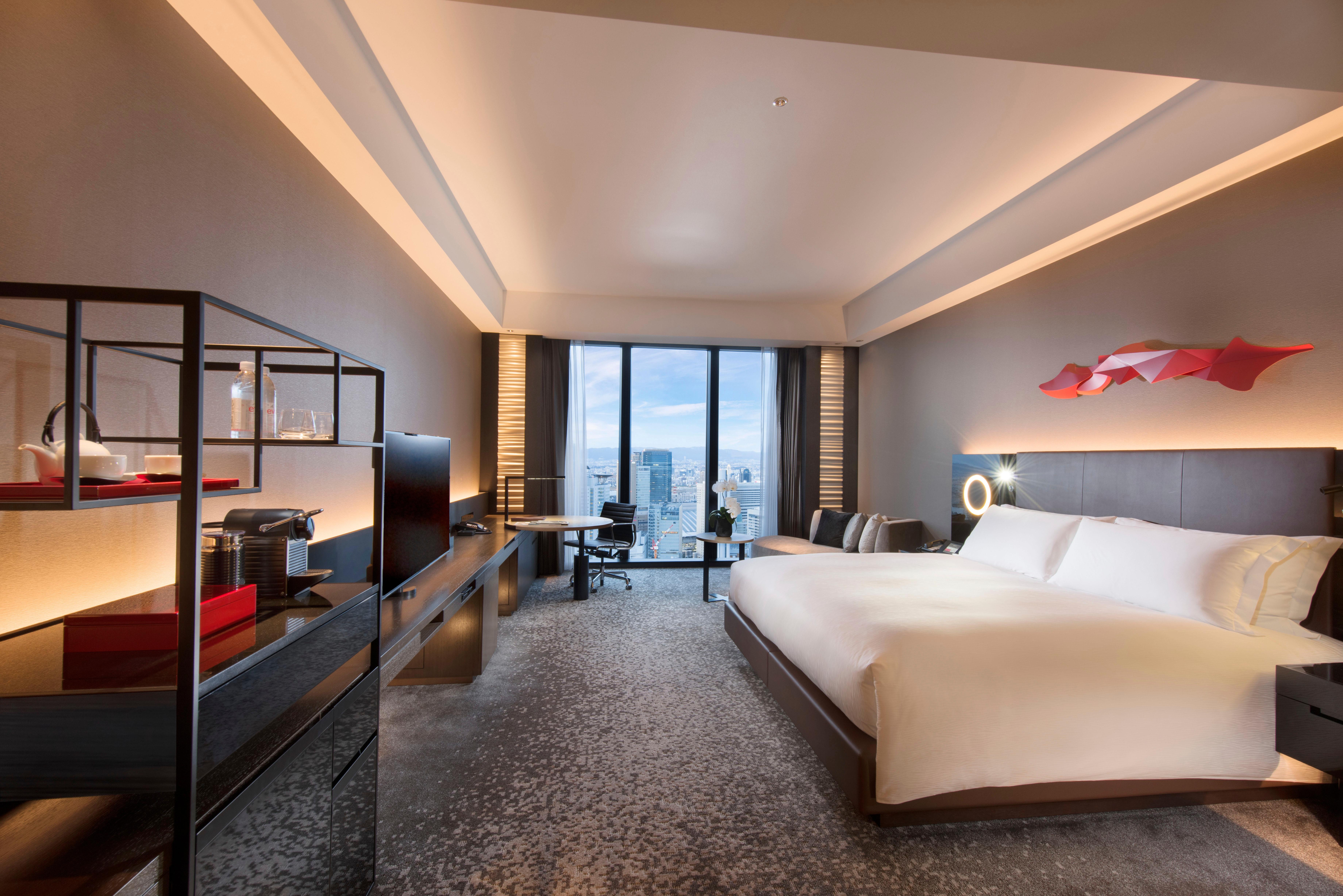 Deluxe Room Framing Osaka River and City Skyline