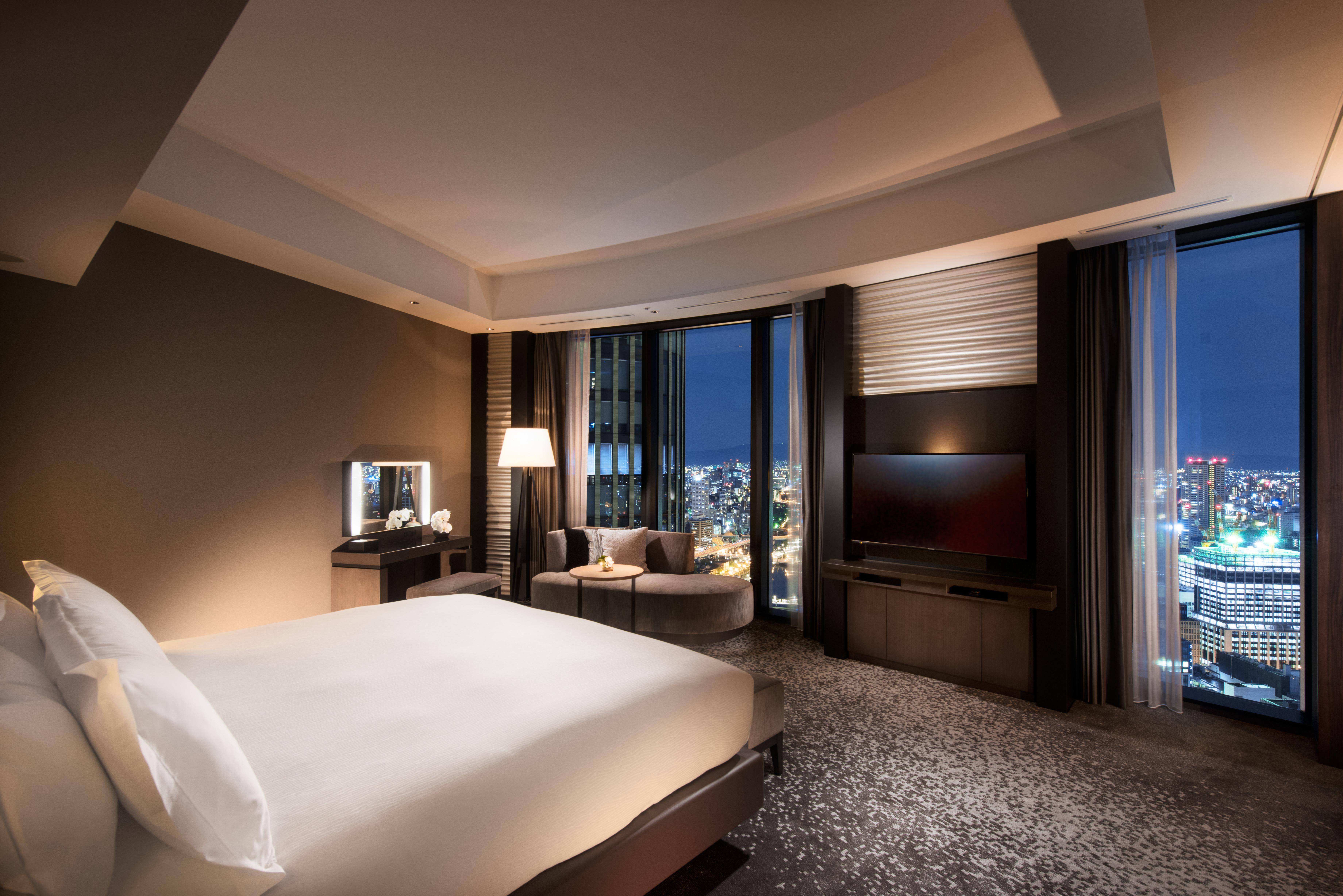 Executive Corner Suite Bedroom Panoramic Vistas