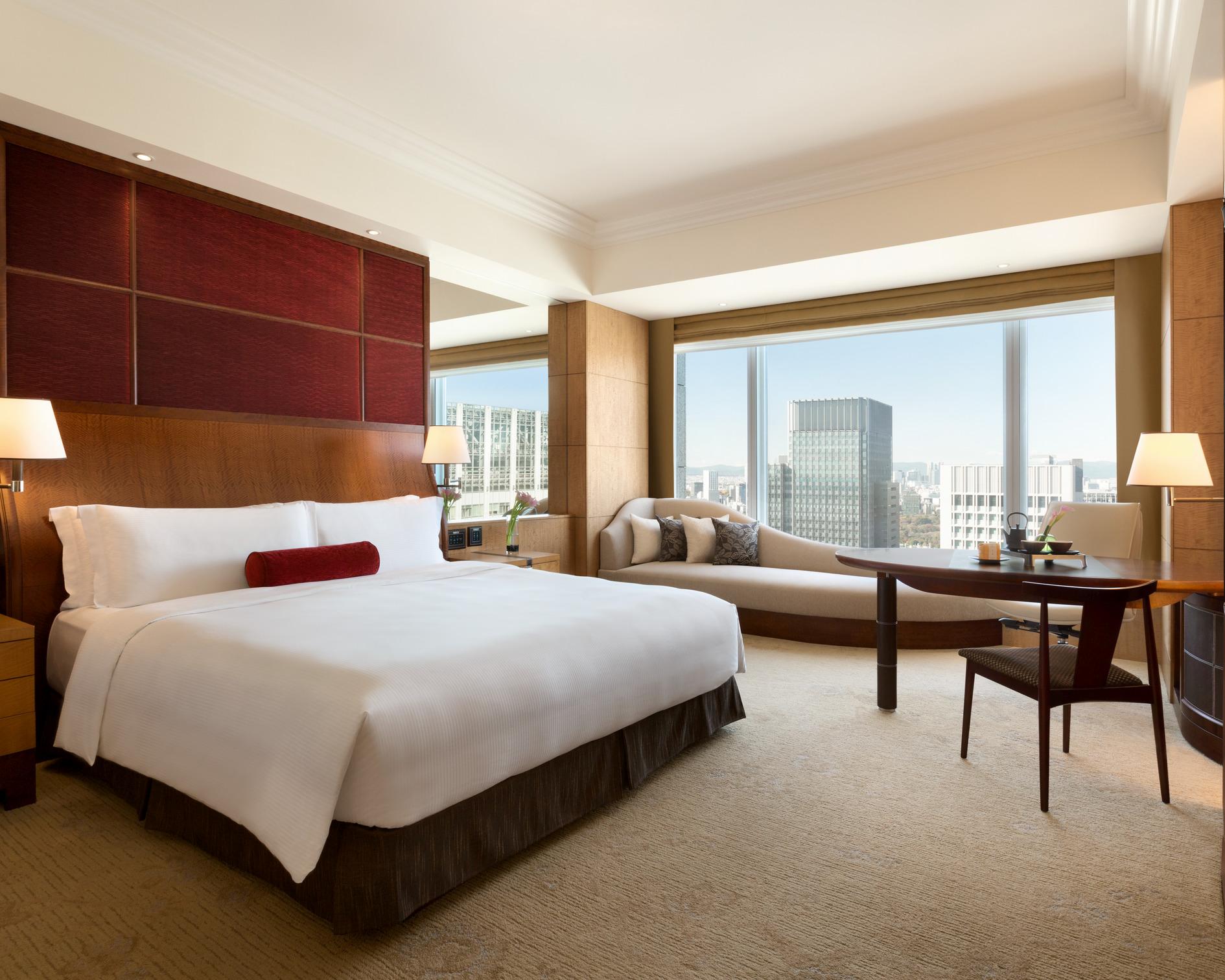 Deluxe King Guestroom with Floor-to-Ceiling Windows