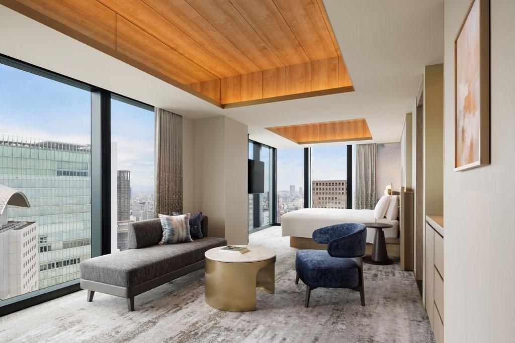 Scenic Corner King Room with Dual-Aspect Windows