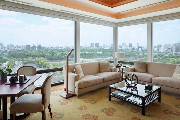 Deluxe Suite Living Salon with Dining Area and Panoramic Hibiya Park Vistas