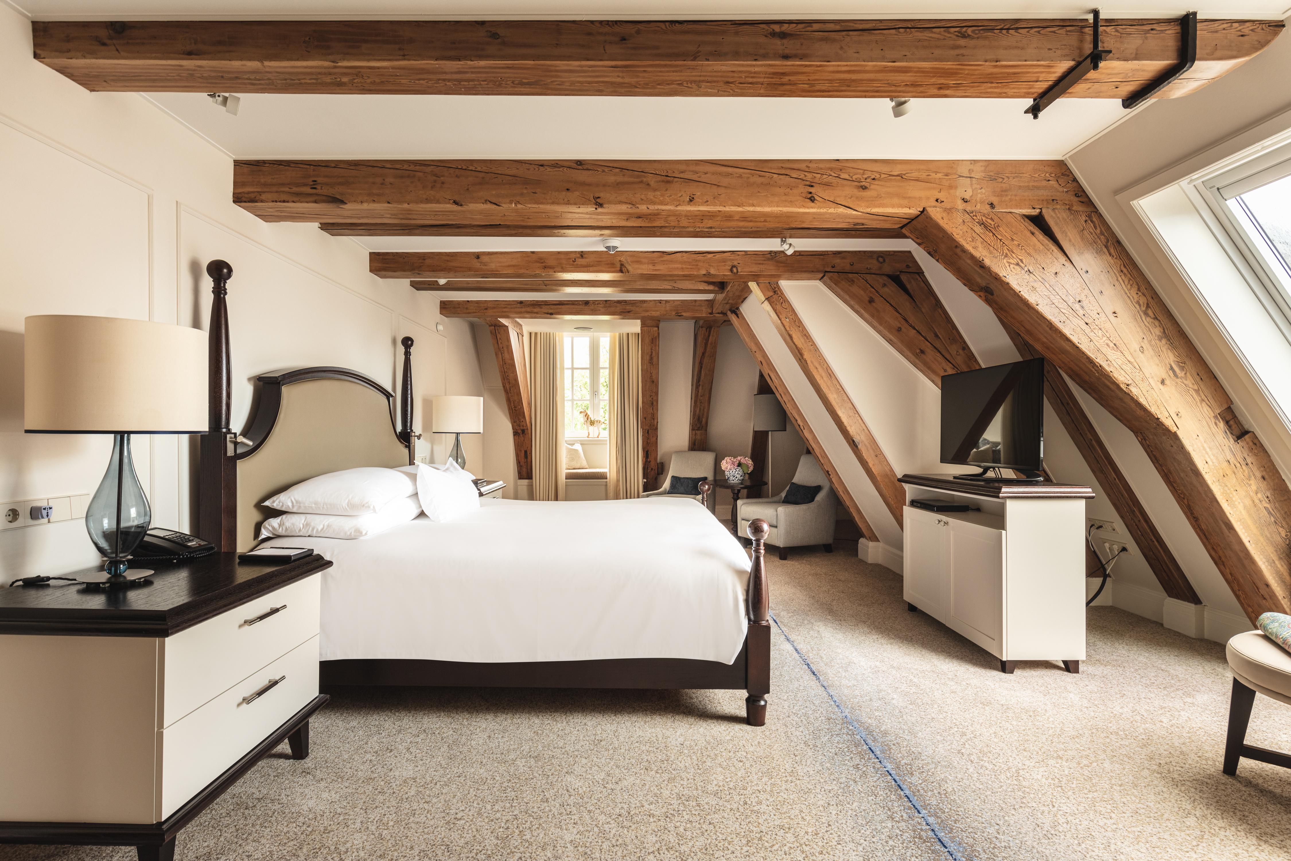 King Grand Loft with 17th-century exposed wooden beams