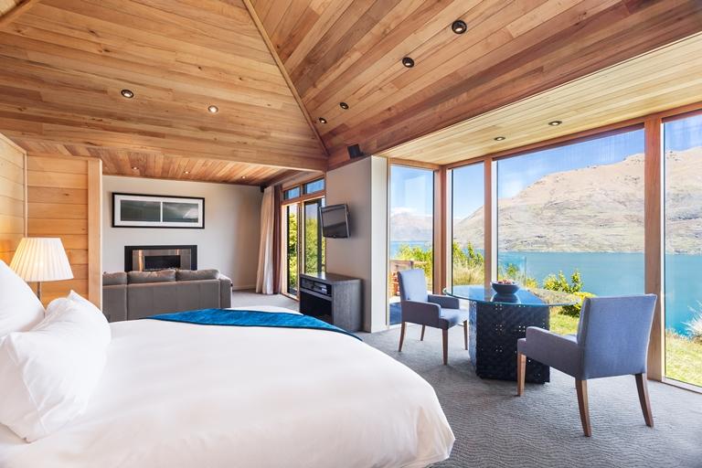Freestanding Luxury Lakefront Villa