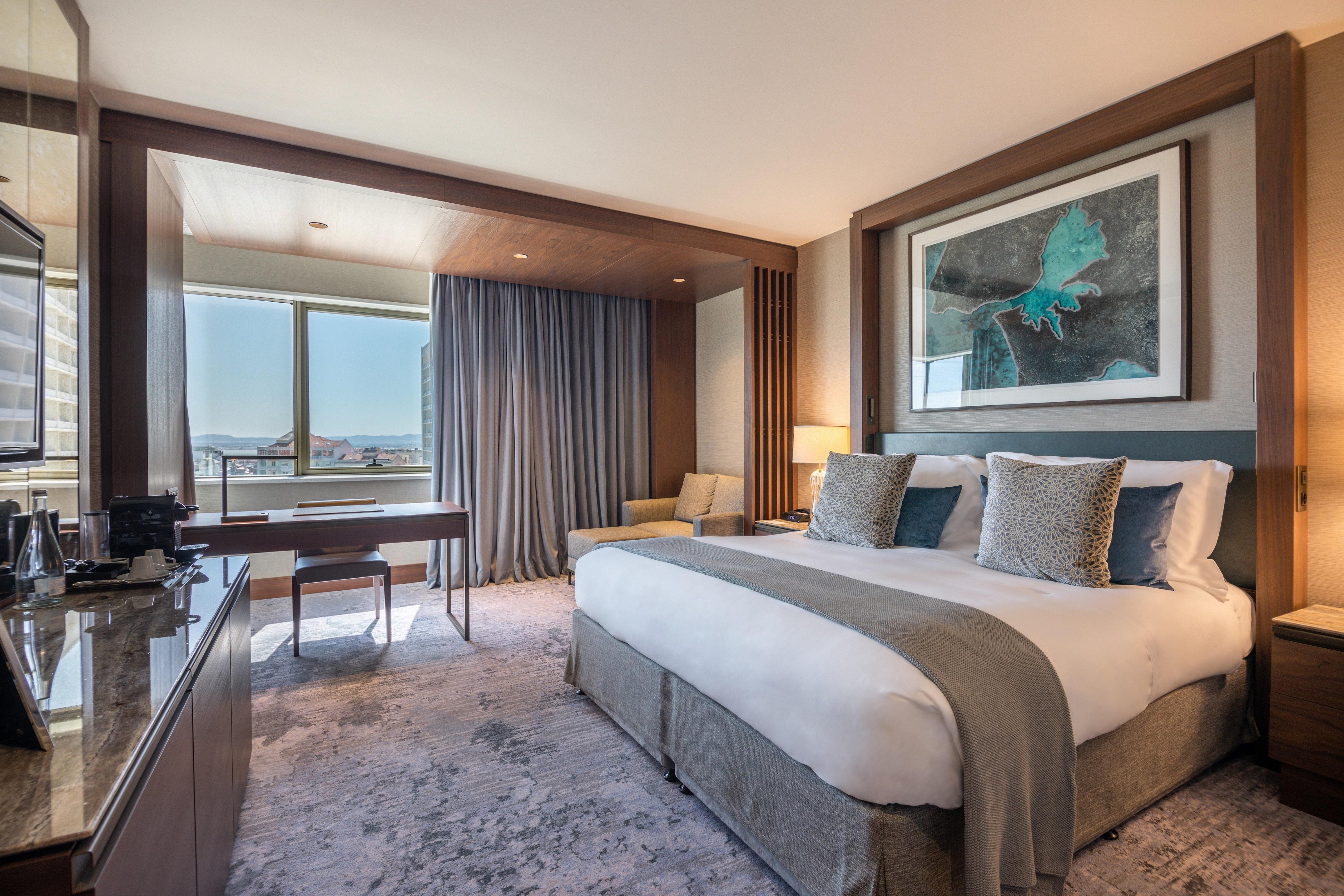 Superior Room with Contemporary Decor and Large Working Desk