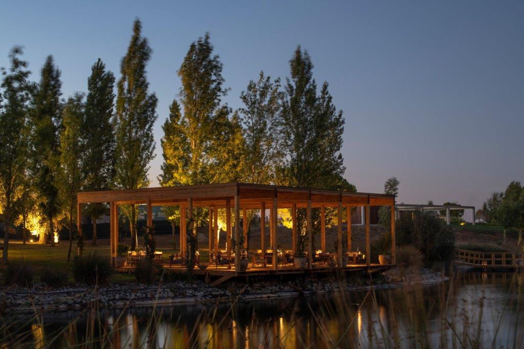 Lake Deck and Café da Viagem Wine Bar