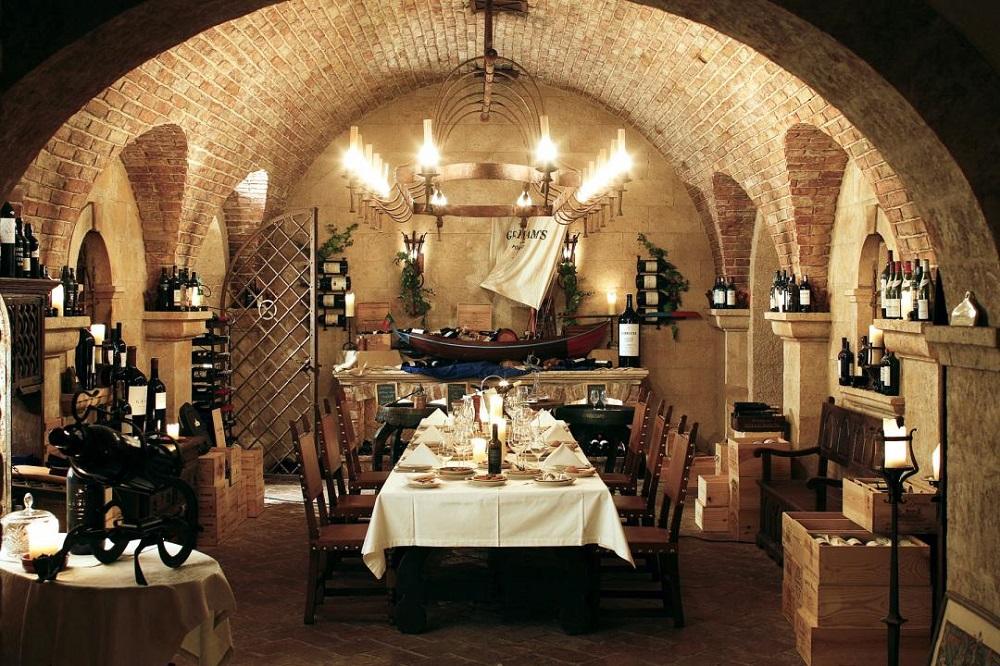 Cave de Vinhos Gothic Wine Cellar