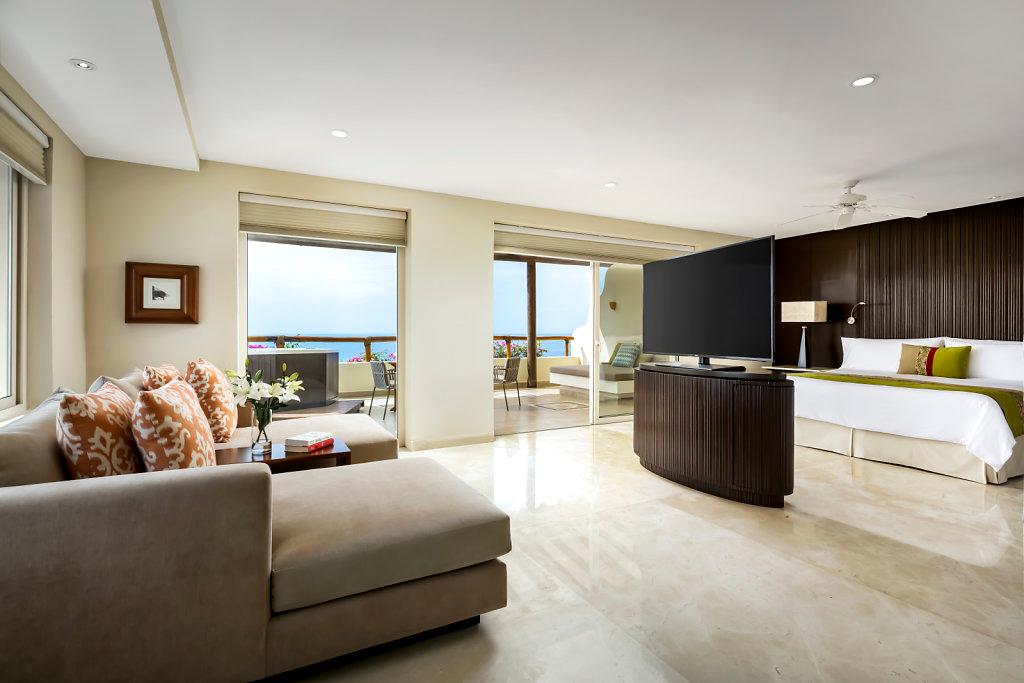 Grand Class oceanfront luxury suite with plunge pool