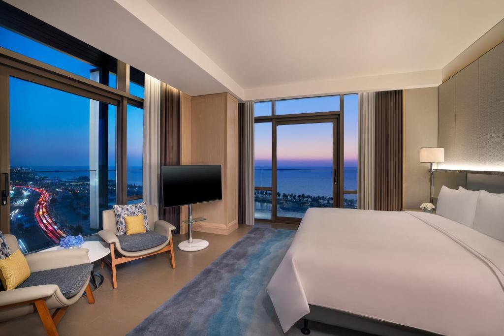 Horizon Suite Wraparound Balcony