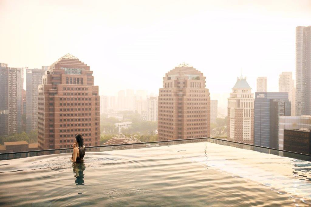 COMO Metropolitan Singapore rooftop infinity pool at twilight