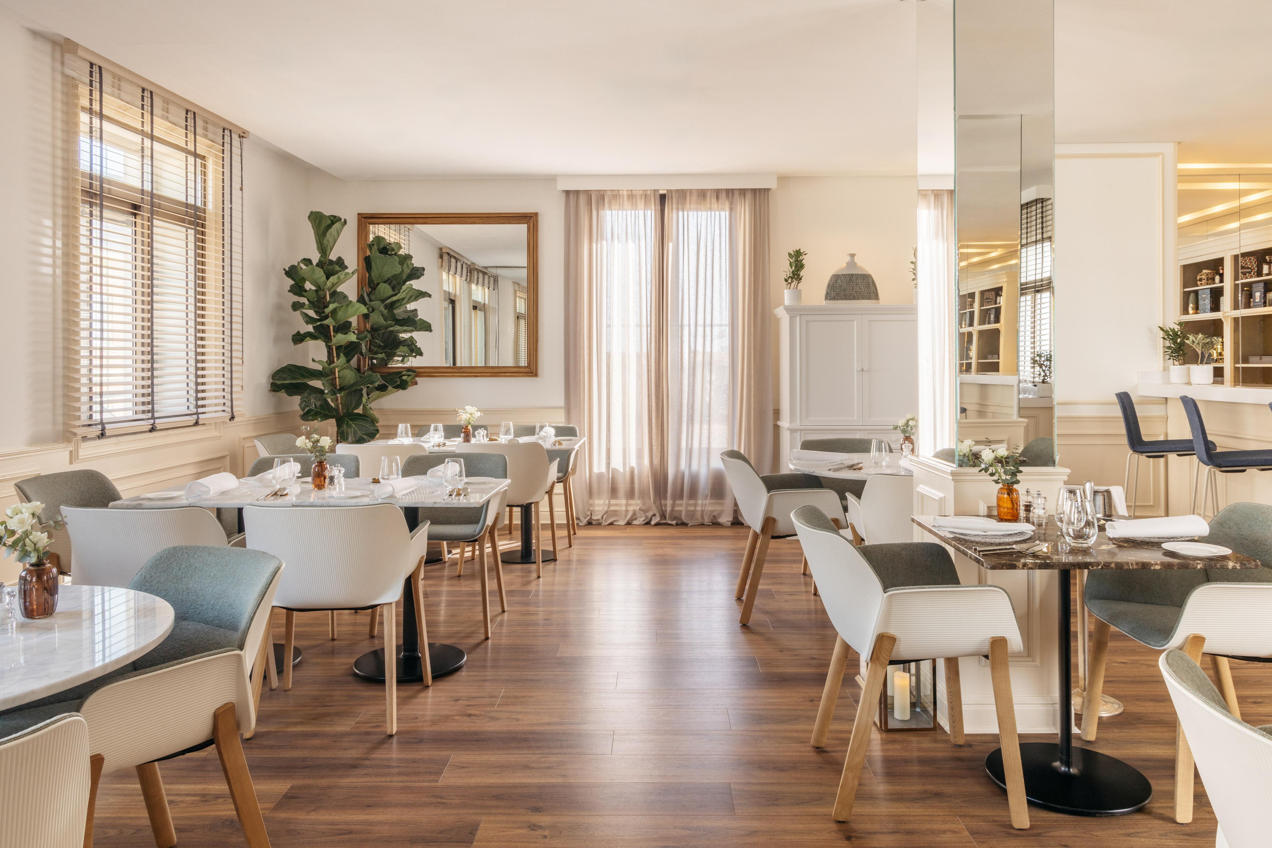 Restaurante Aduana with panoramic views of Plaza de Colón