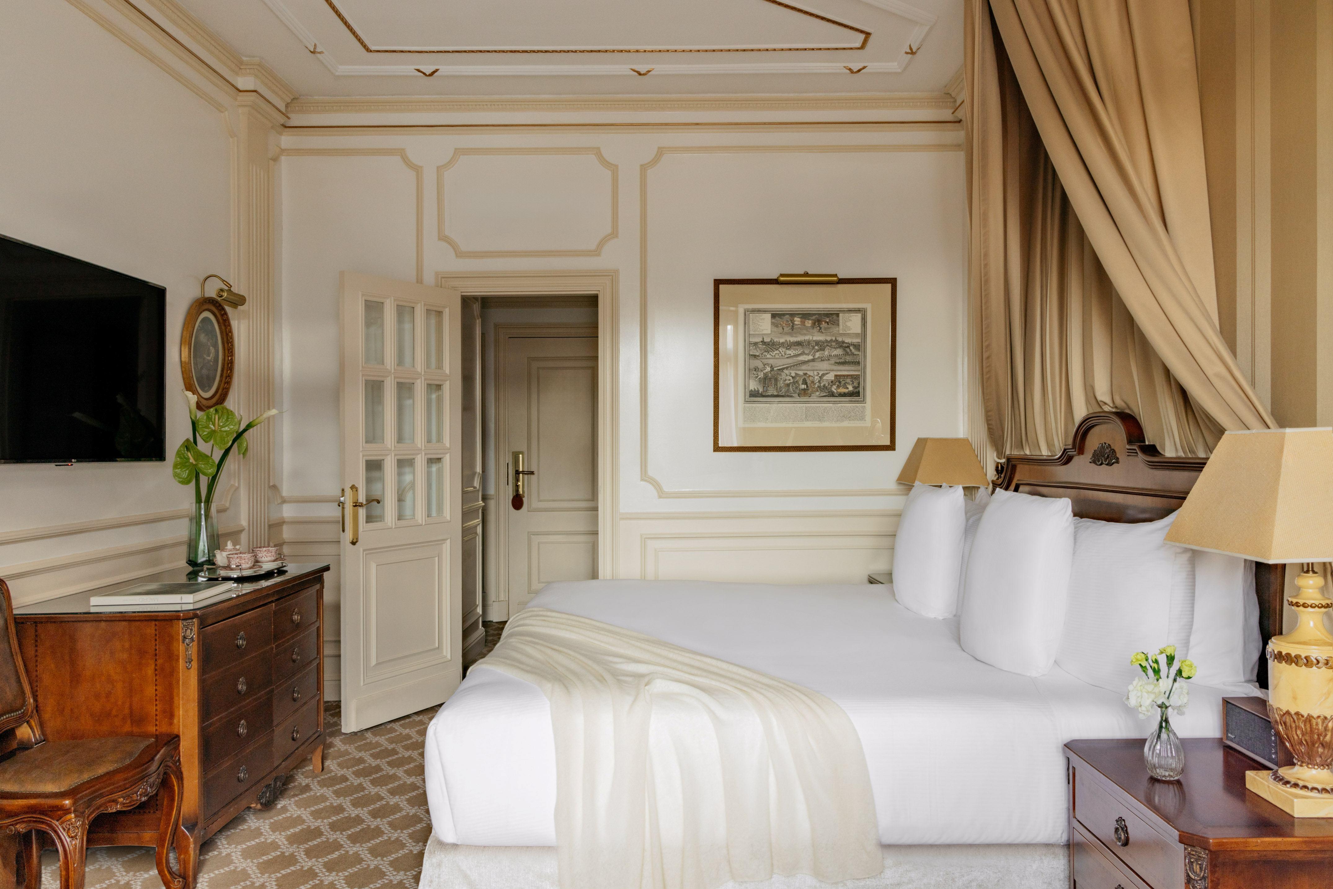 Supreme Room with canopy bed and English decor