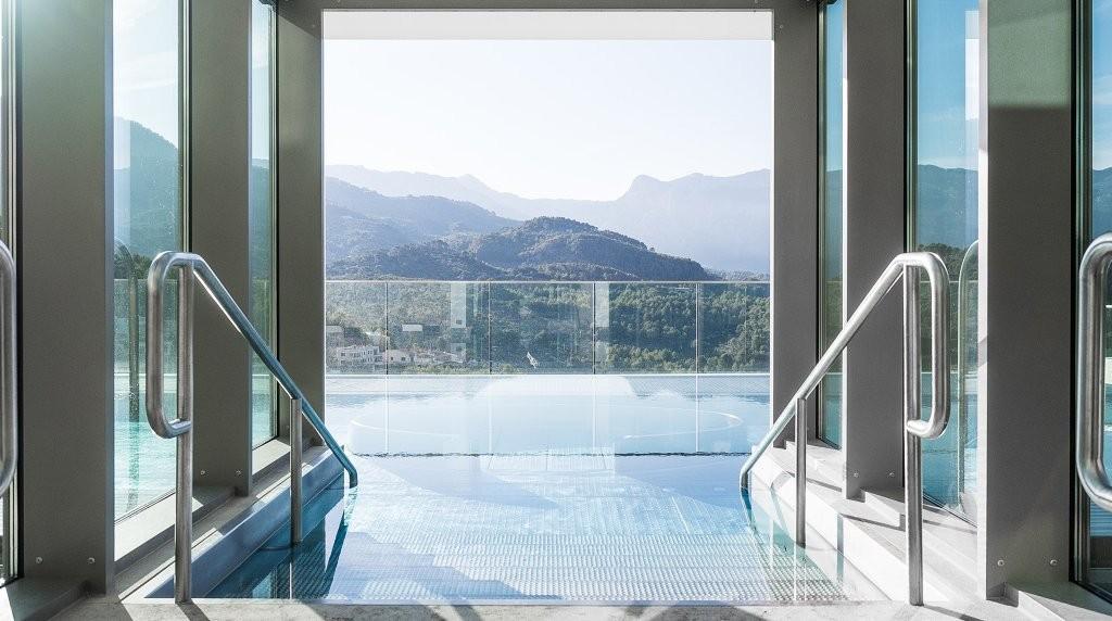 Talise Spa outdoor heated hydropool facing the mountains