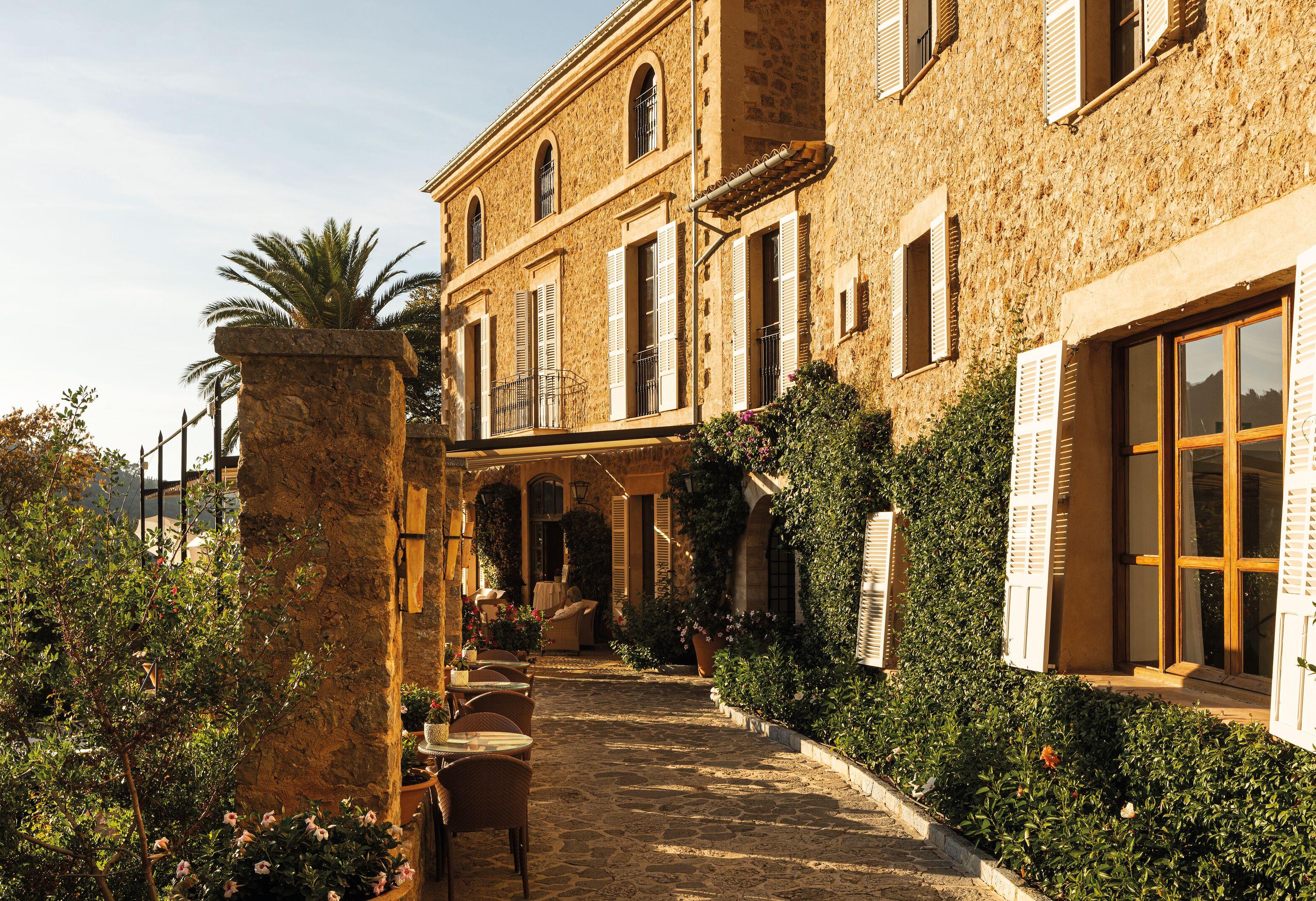 Historic Manor Houses & Olive Groves