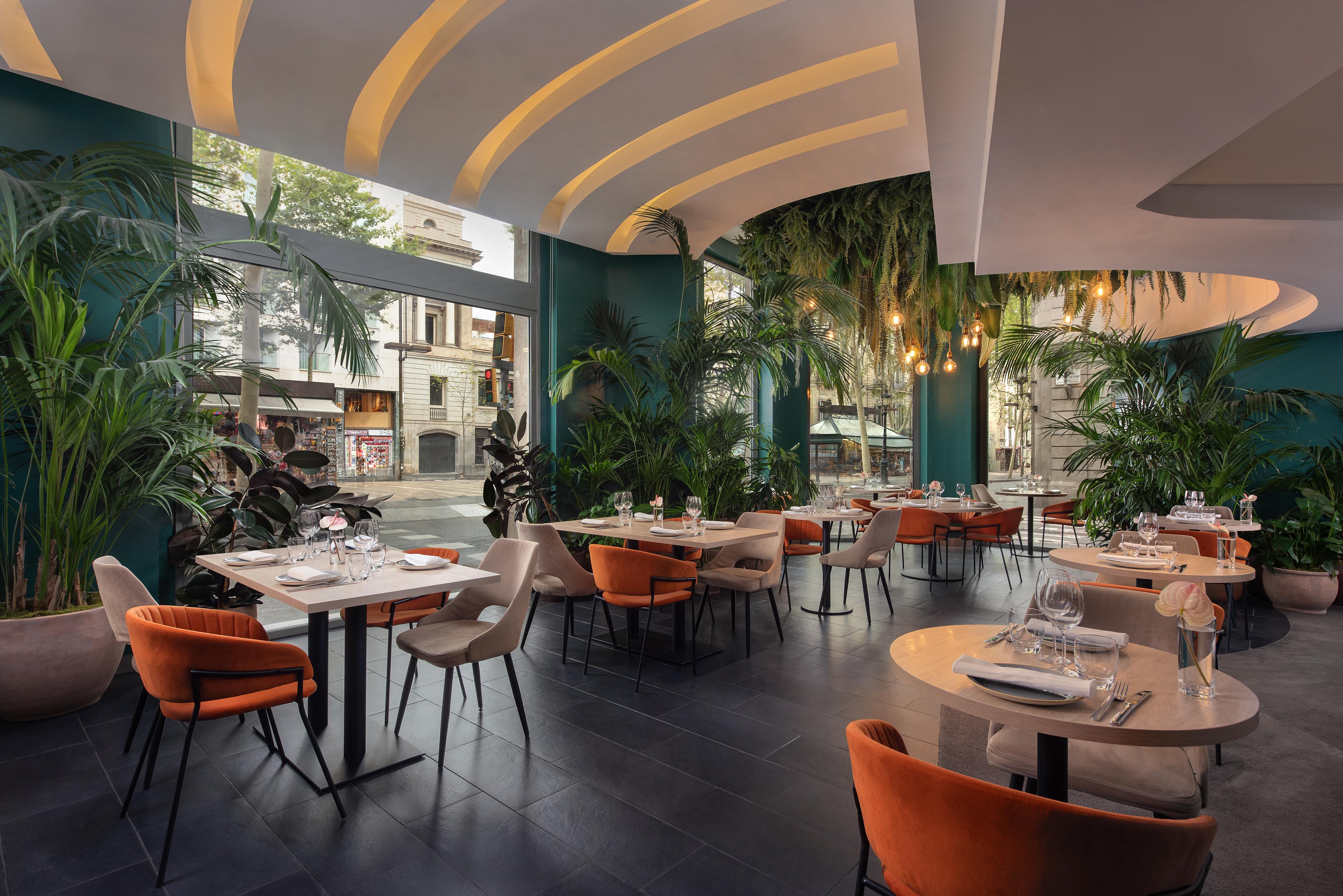 Dining room at CentOnze Restaurant in Le Méridien Barcelona