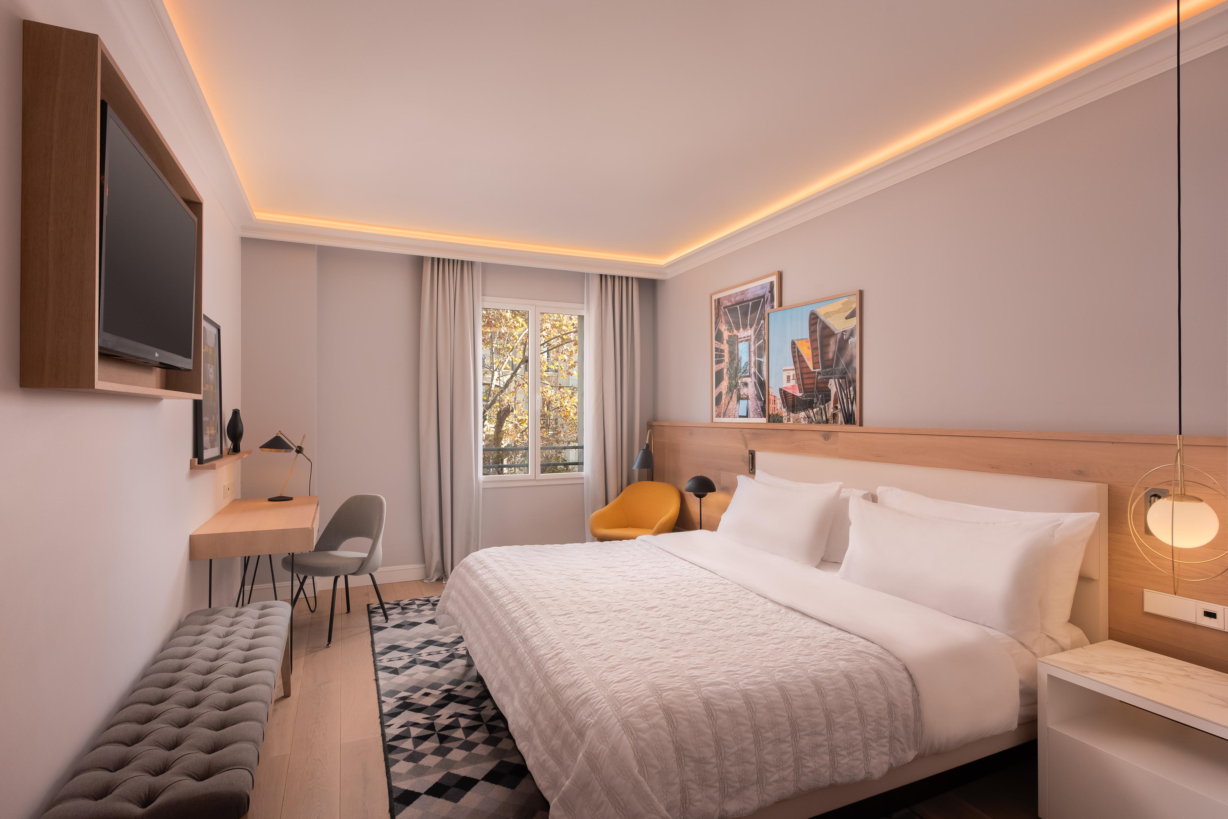 Mid-Century modernist Premium King bedroom at Le Méridien Barcelona