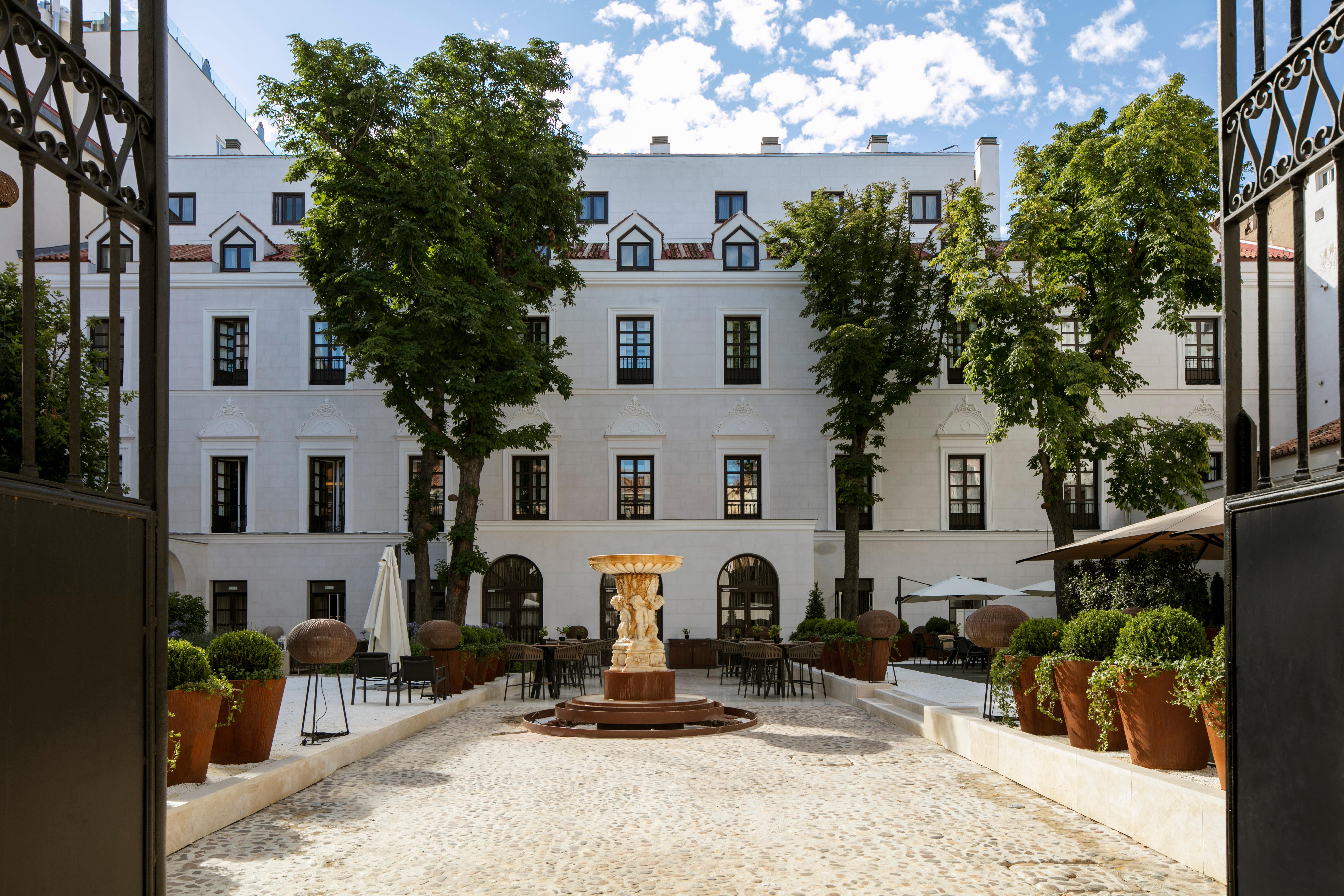 Palacio de los Duques, a Gran Meliá Hotel - 19th-century Elizabethan palace in Madrid