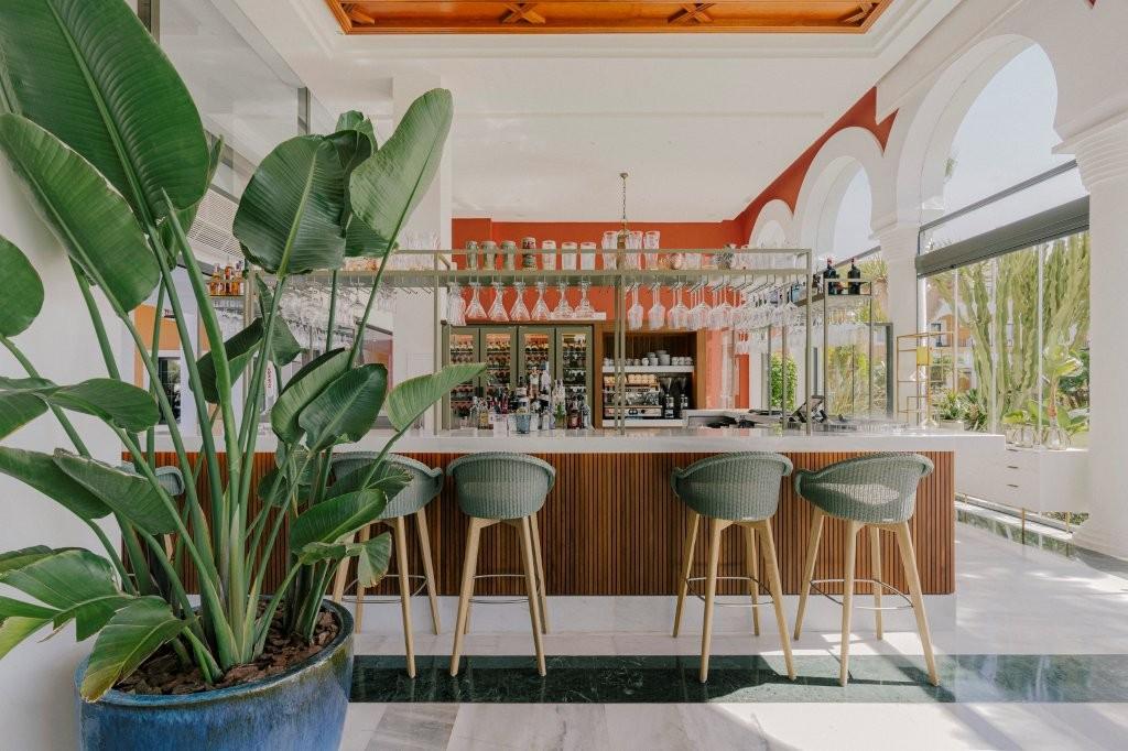 Entrevientos Mediterranean restaurant serving Bay of Cádiz fresh seafood