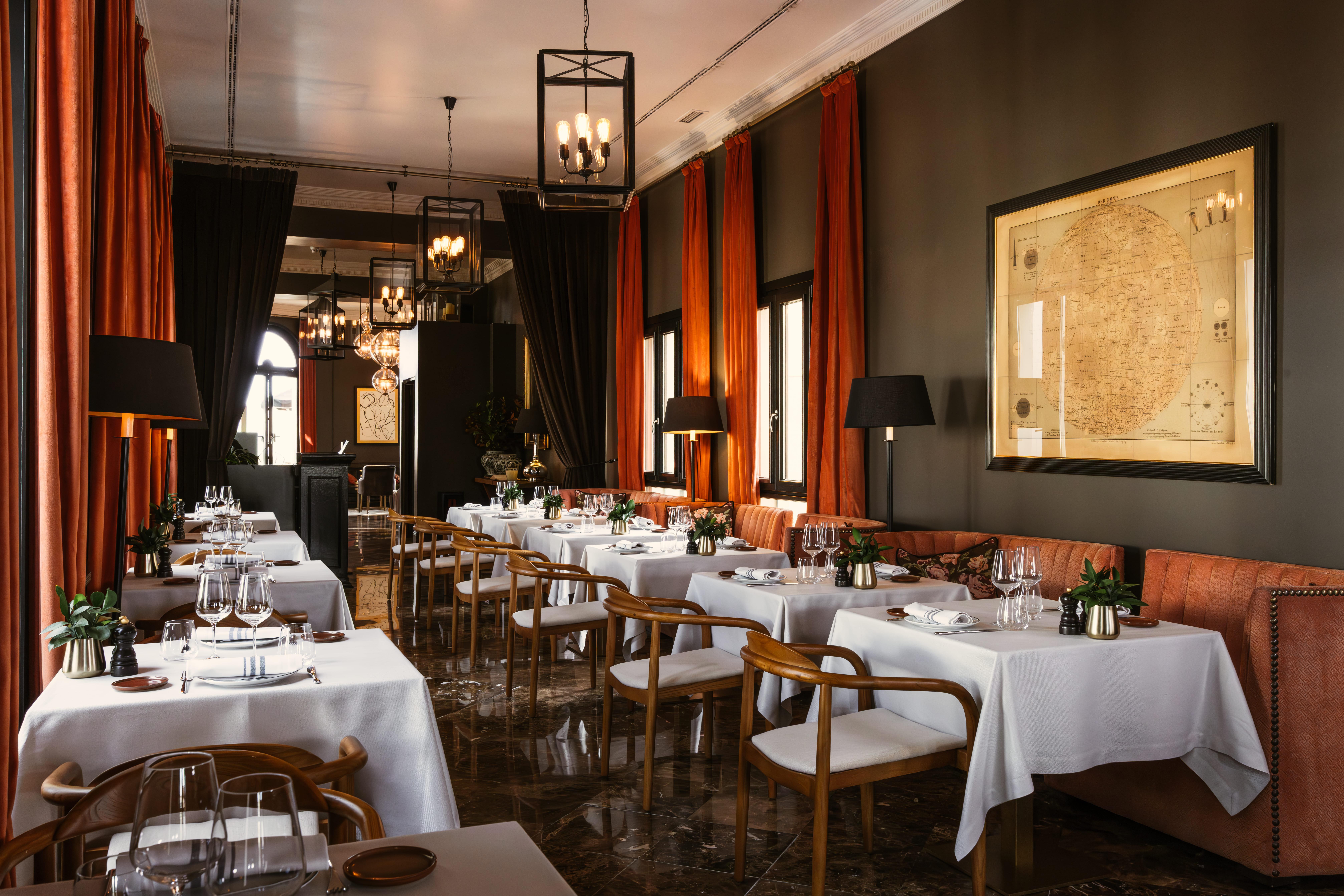 Suite Gran Via with private balcony and separate living salon