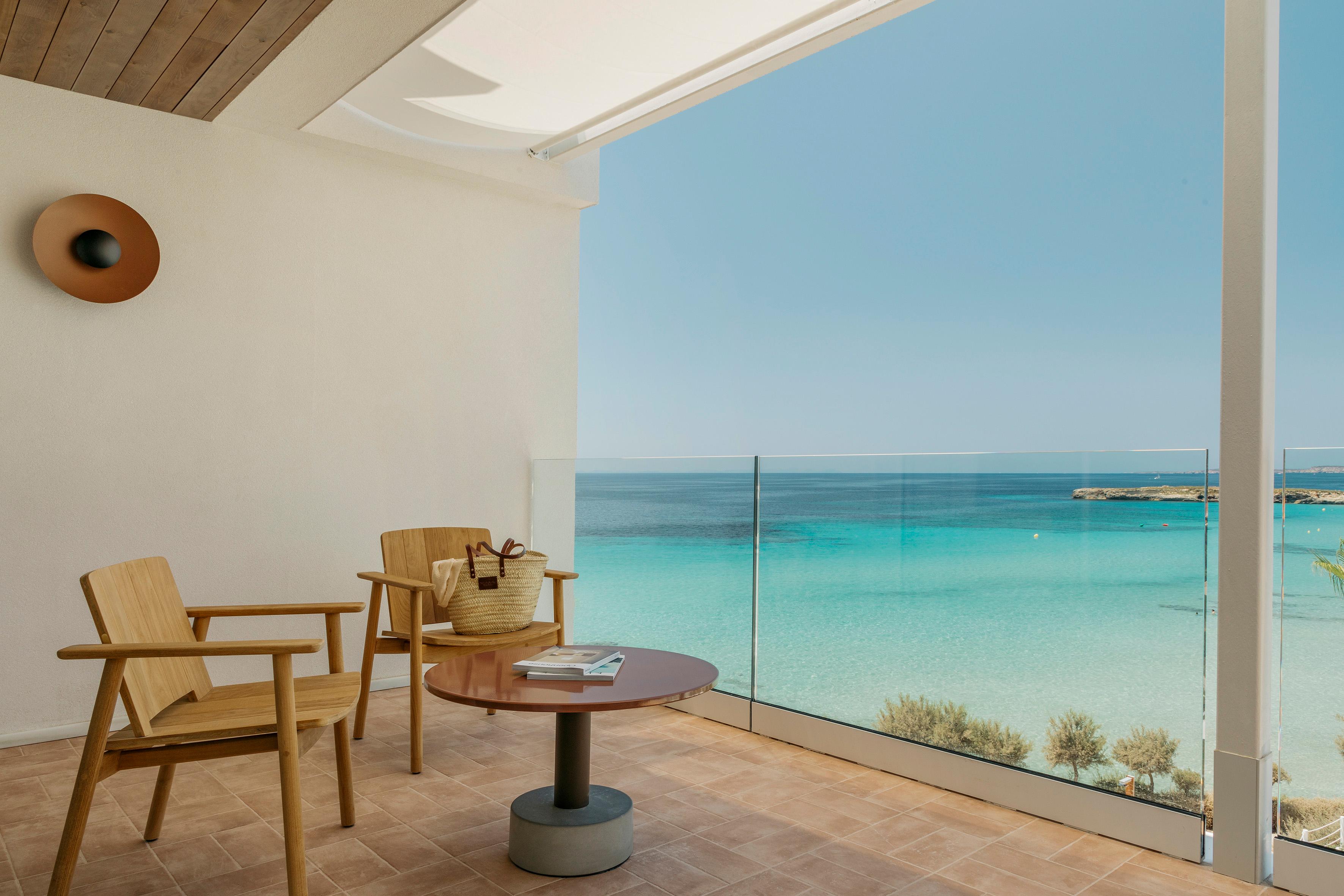 Junior Suite Sea View featuring a private rooftop plunge pool and terrace