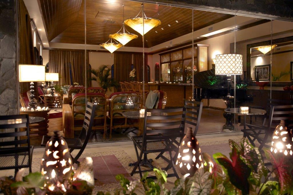 Air-conditioned Champagne Bar and piano lounge