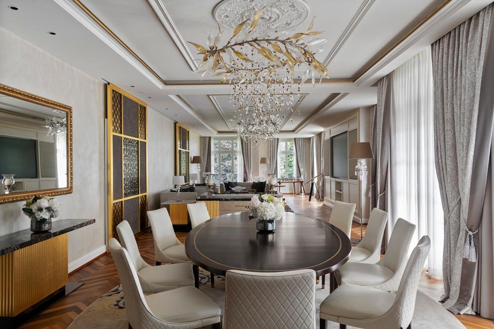 King Suite Grand Salon
