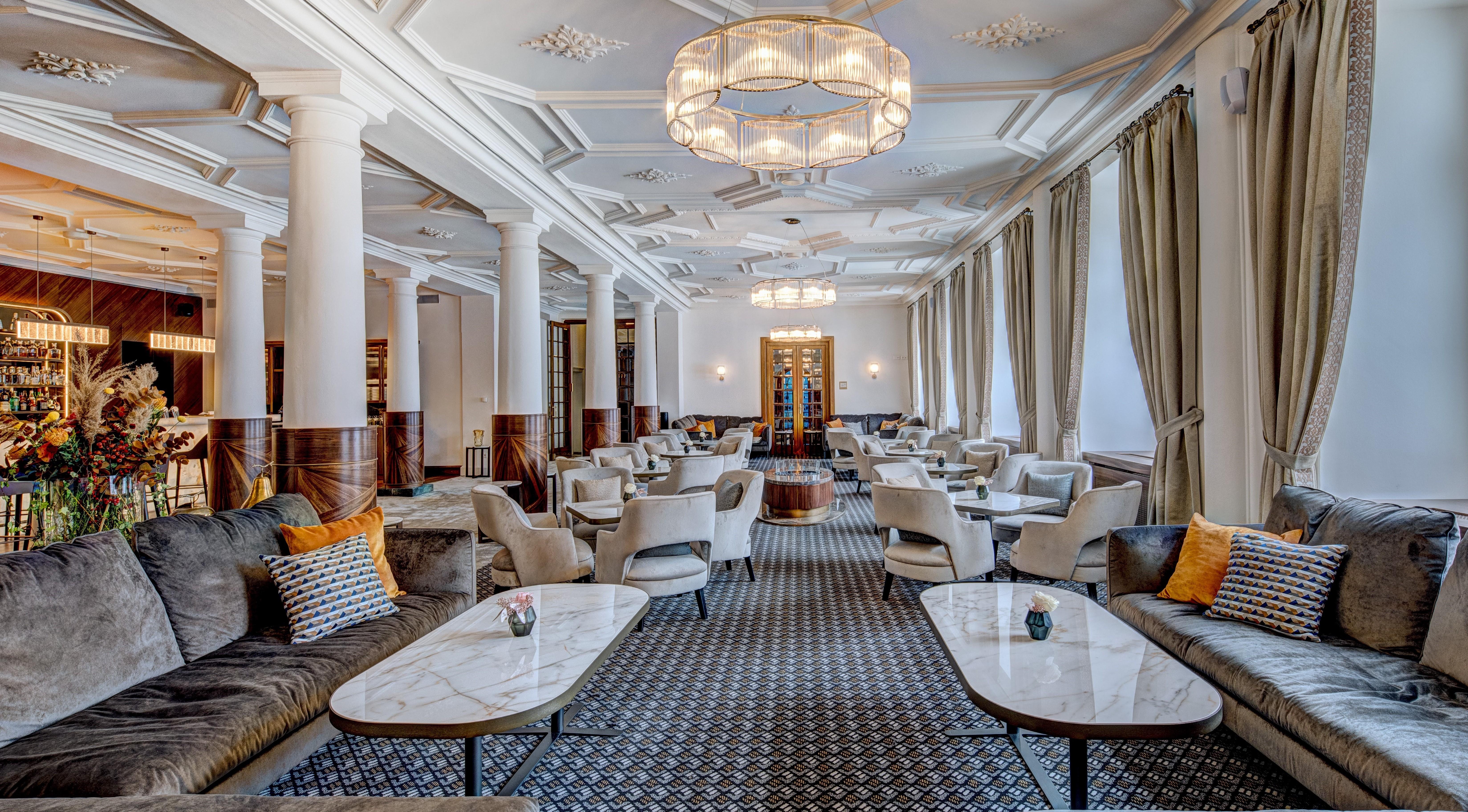 Iconic Lobby Bar and Fireside Lounge for Après-Ski Cocktails