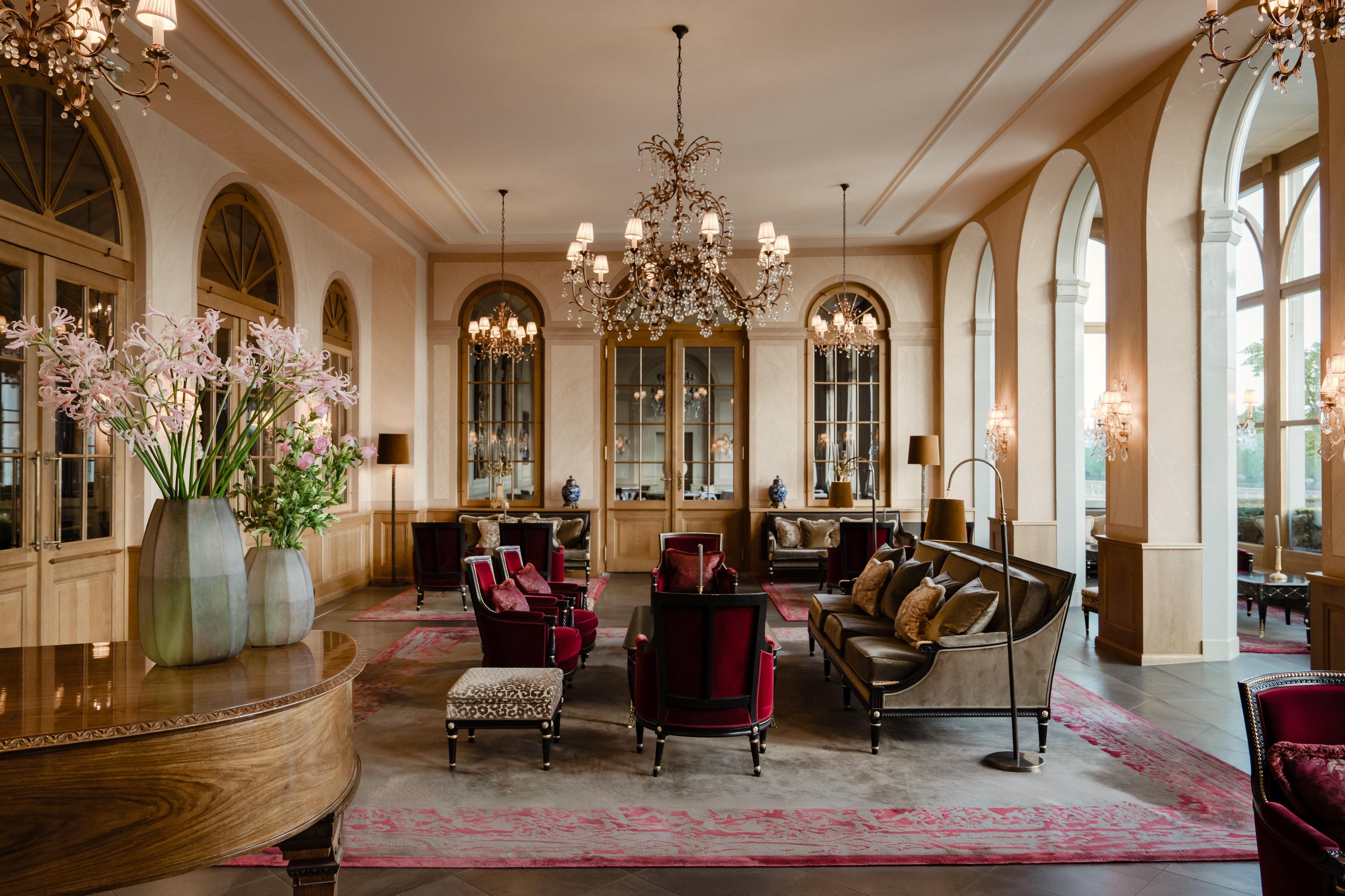 Iconic Lobby Bar and Fireside Salon for Handcrafted Cocktails