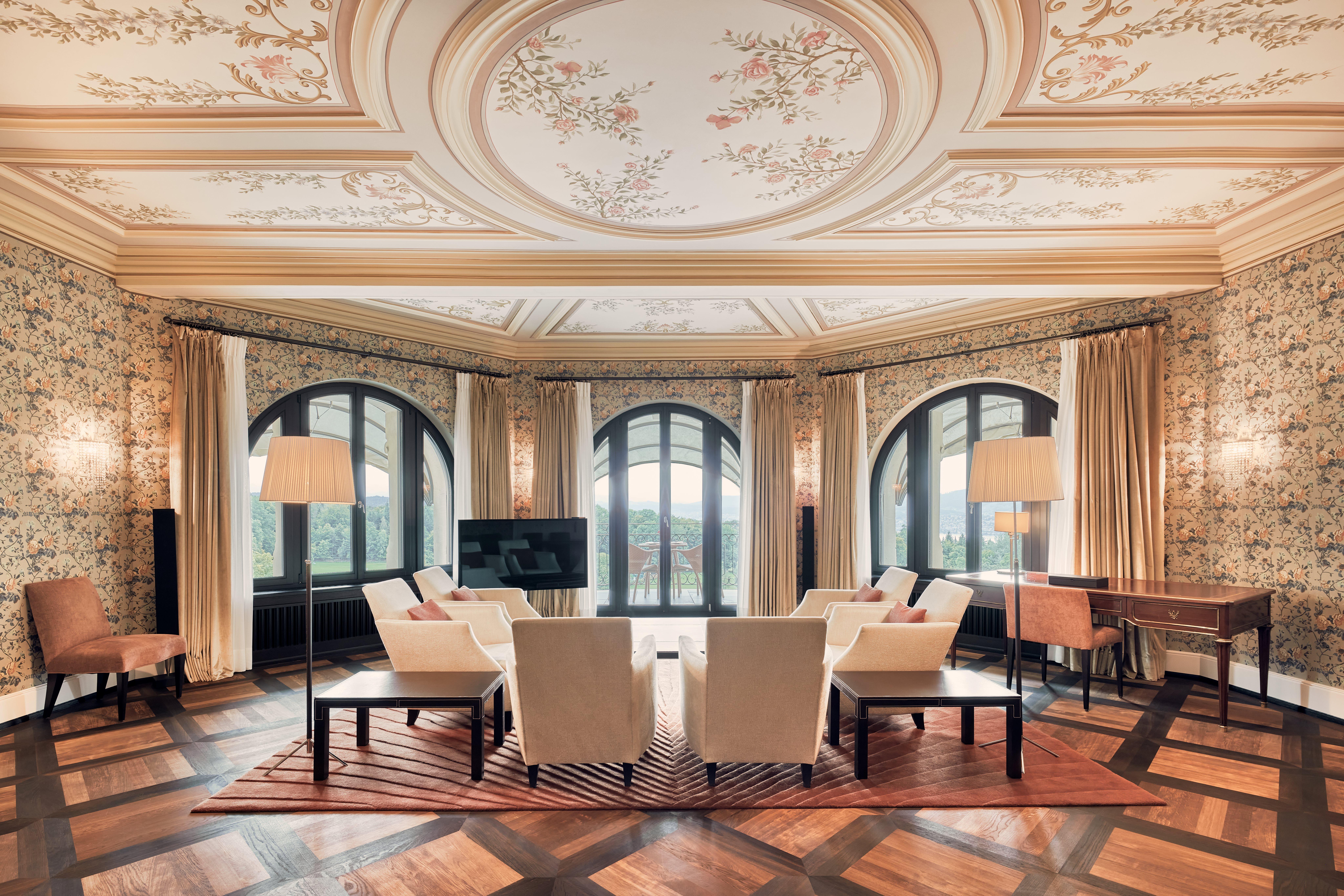 Deluxe Suite Spacious Contemporary Living Room with South-Facing Balcony and Lake Views