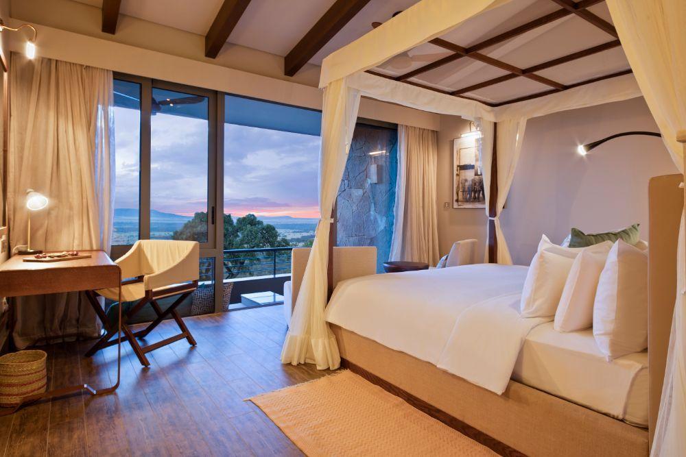 Savannah Panoramic Room with Canopy Bed