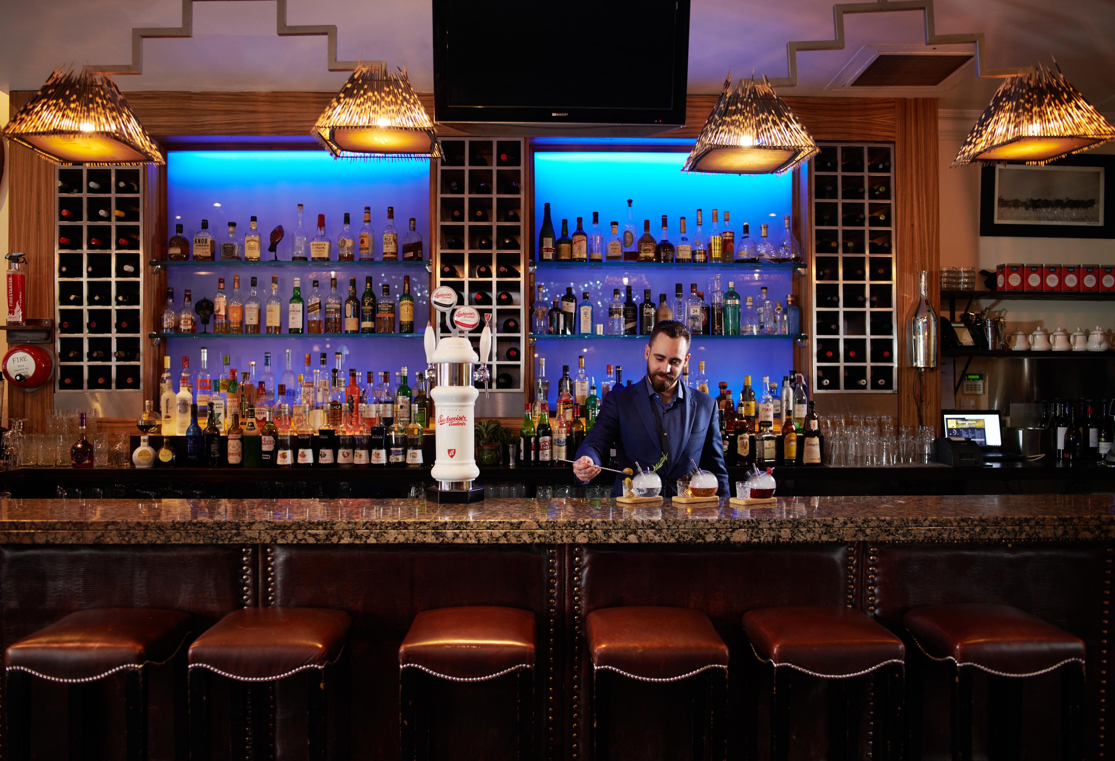 bbar Vibrant Cocktail Lounge & Restaurant