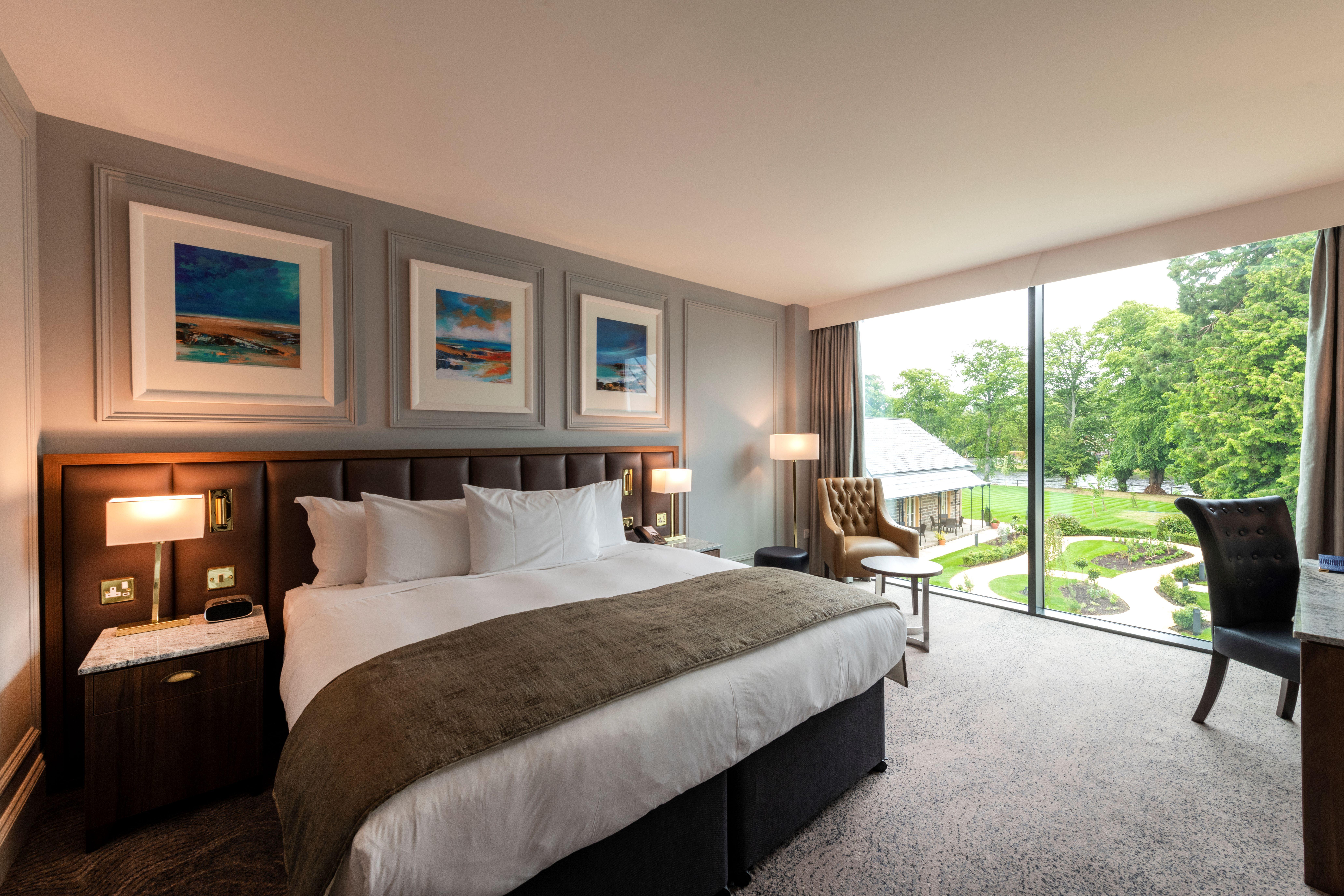 Oak King Guestroom with River Views