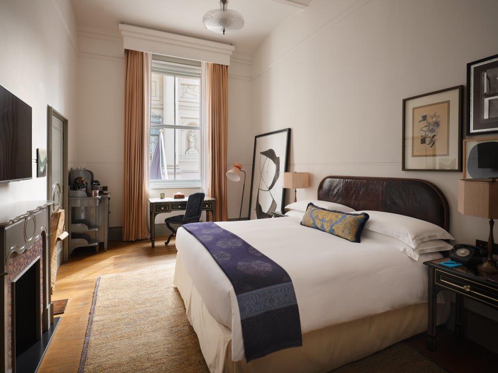 Opera View Salon Guestroom
