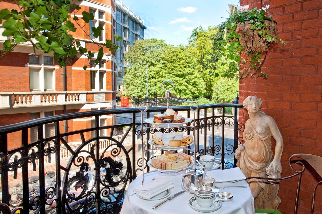 Prince Albert Grand Master Suite with Antiques and Palace Views