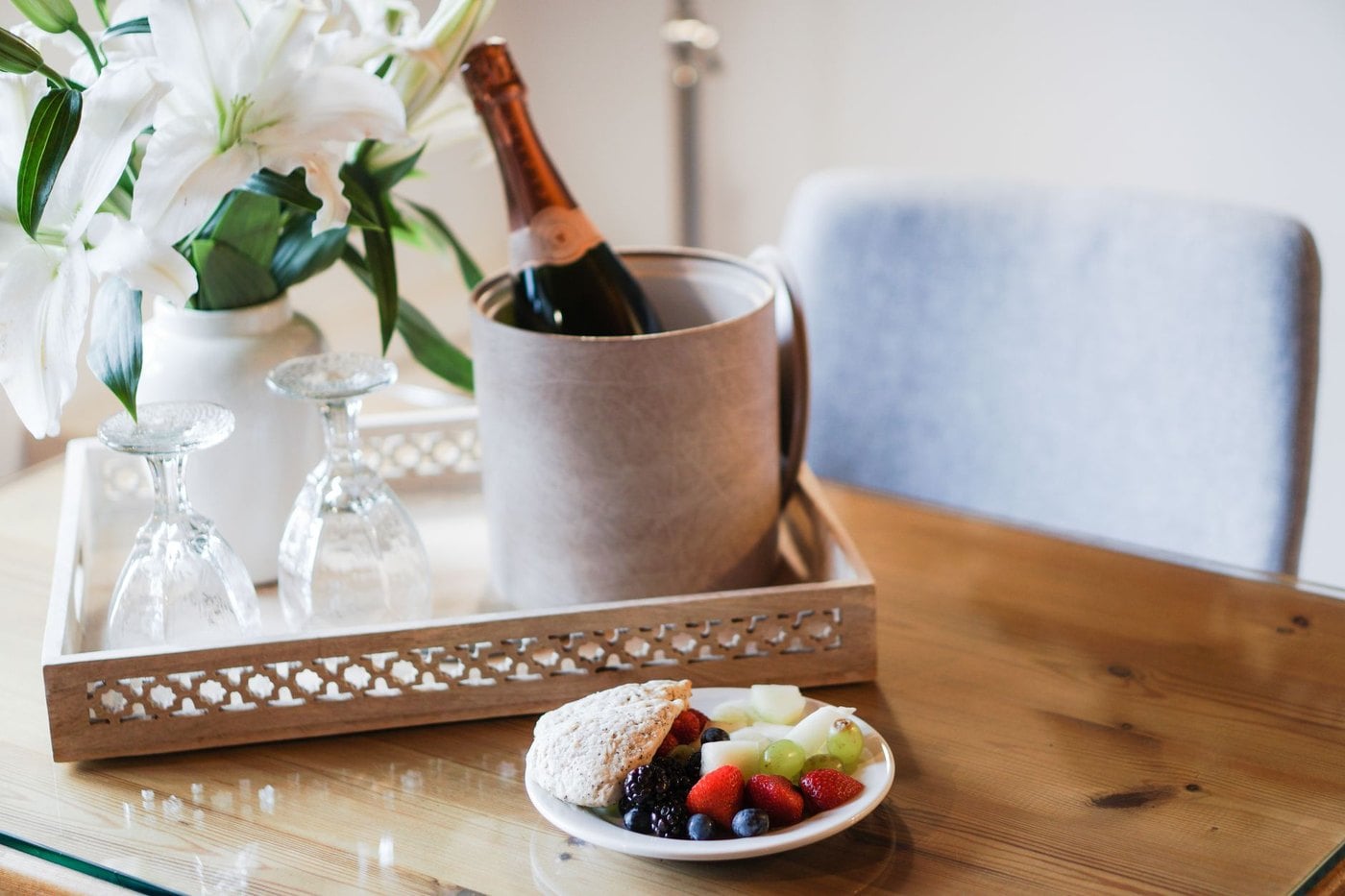 Five star luxury hotel general manager personalized VIP greeting note with chilled champagne and fresh fruit amenity