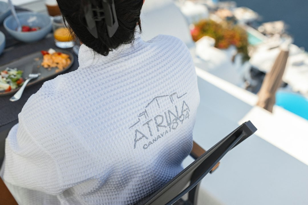 Luxury resort oceanfront terrace breakfast representing Signature Travel Network and Virtuoso exclusive consumer amenities