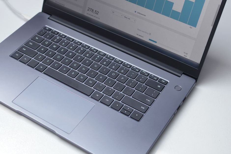 Financial dashboard showing travel agency revenue projections, cash flow, and commission statements