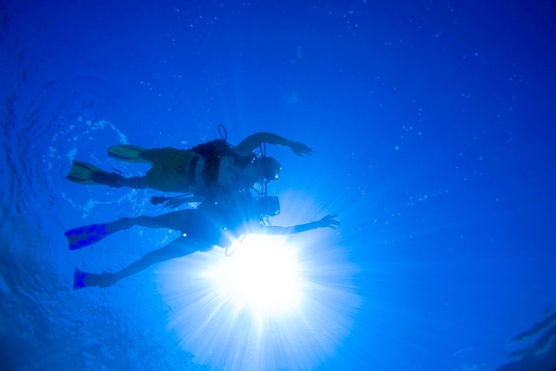 couple scuba diving