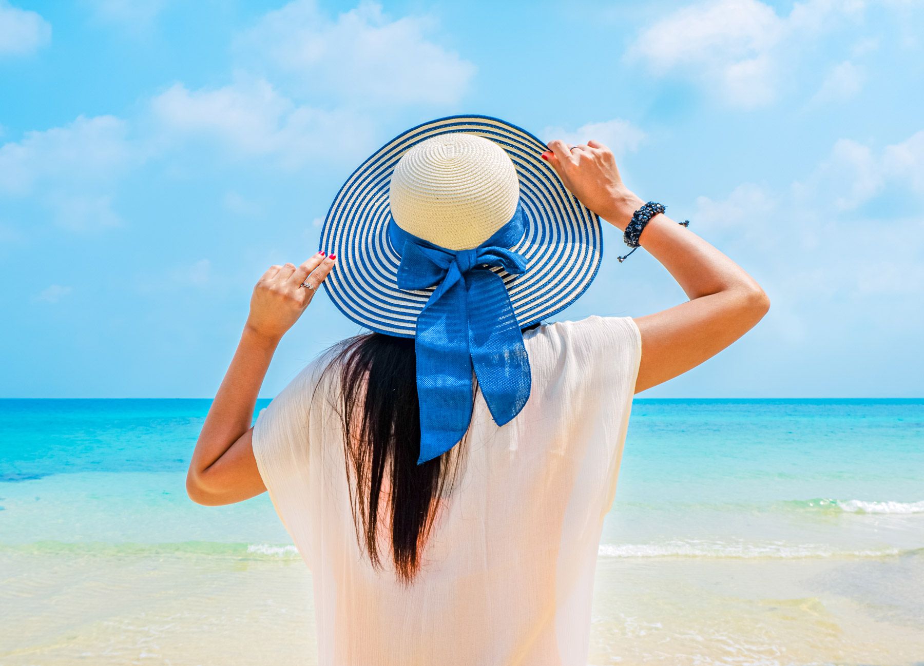 woman sunhat beach