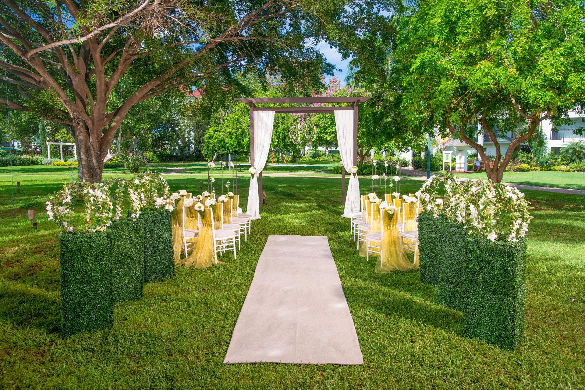 Green garden wedding setting