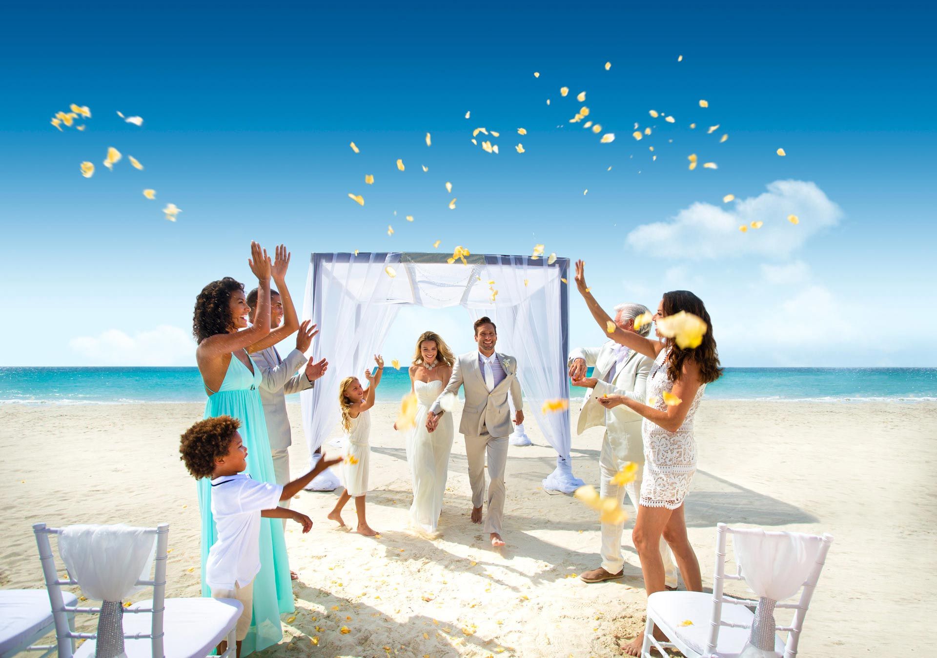 Beach Wedding: Inspiration, Venues & Tips from Experts