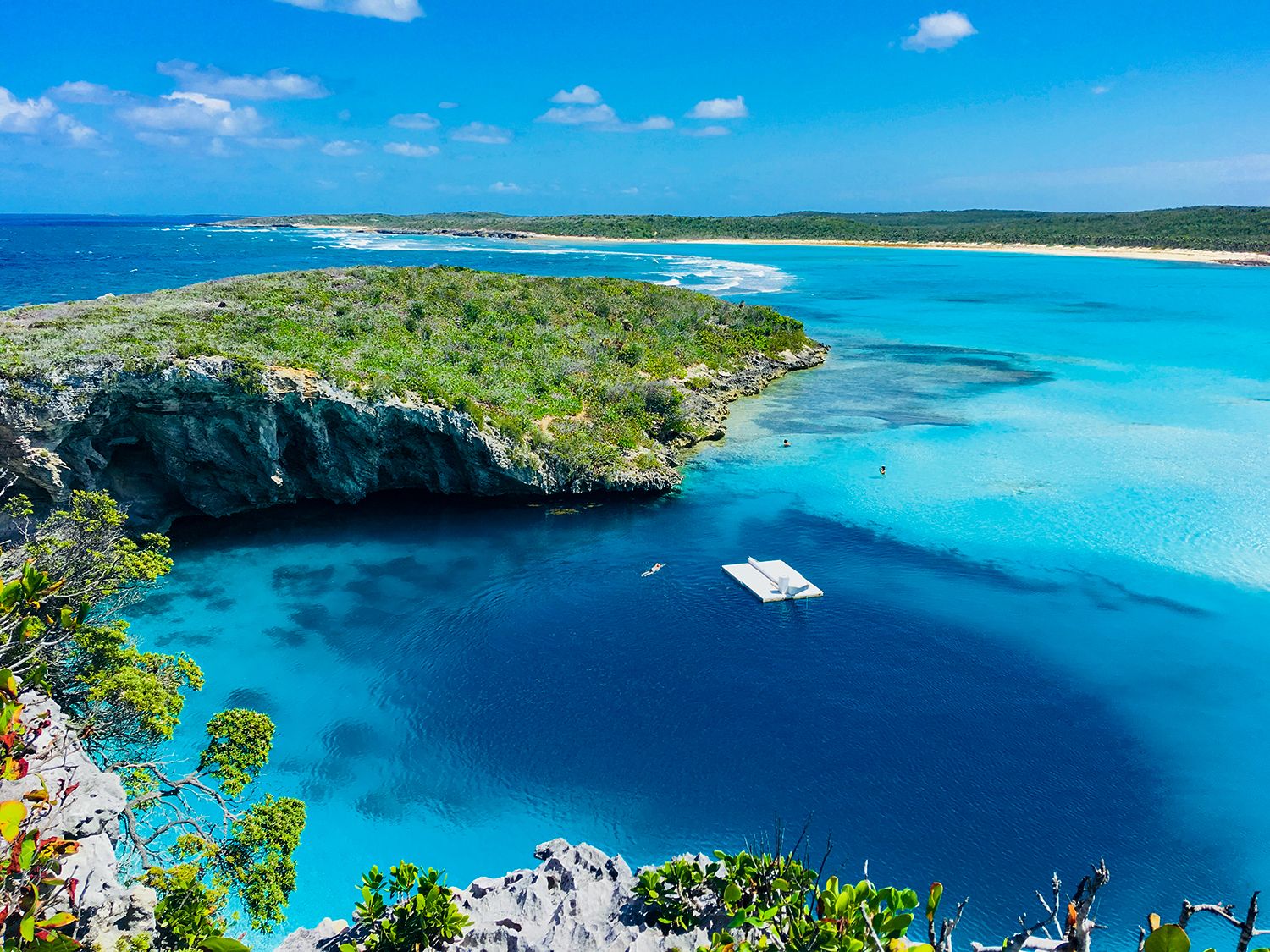 Blu-hole-Bahamas