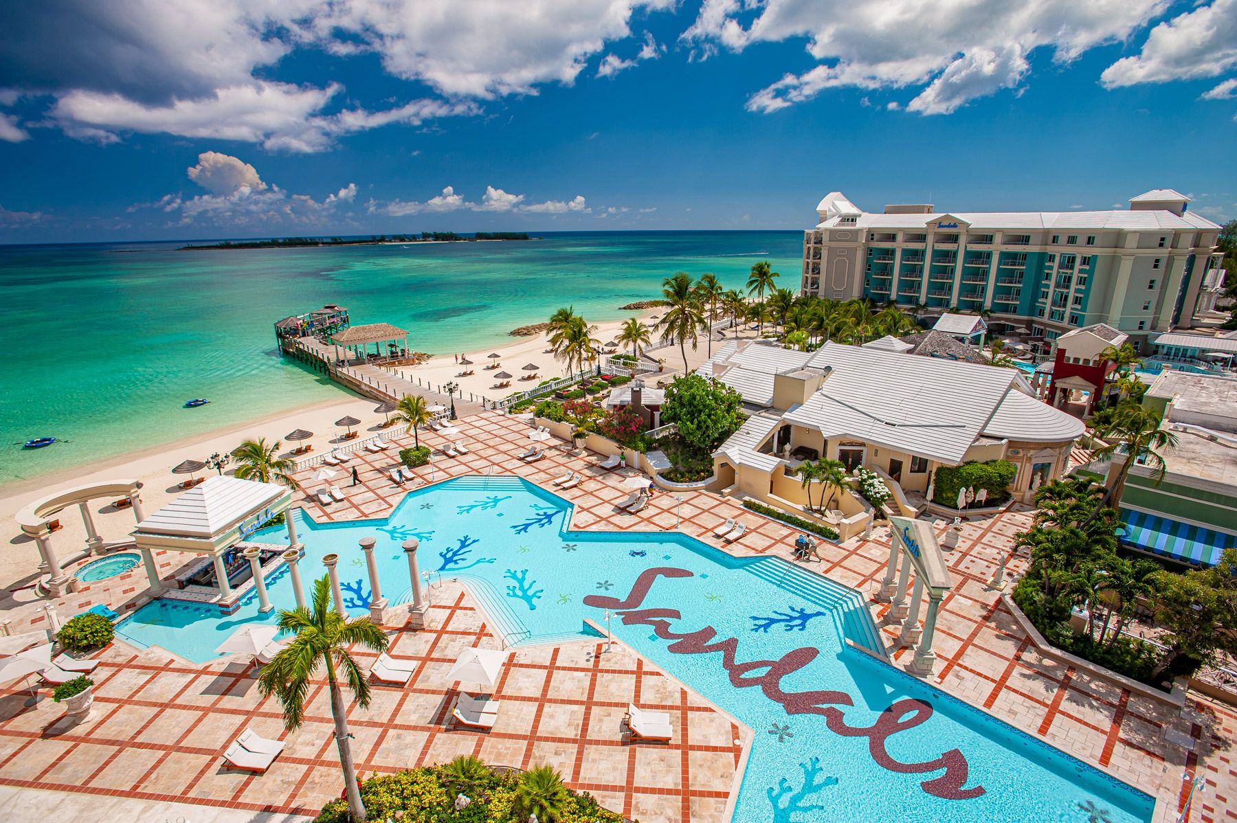 overview of windsor pool and swim up bar