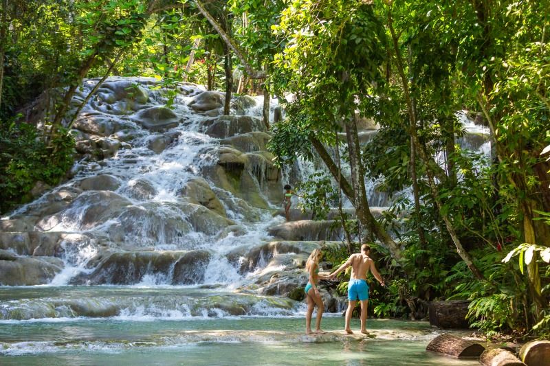 couples-climbing-Dunns-River-Falls