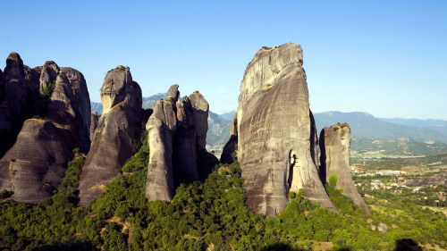 2-Day Delphi, Meteora & Majestic Rocks Trip from Athens