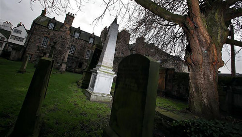 Doomed Dead & Buried: Underground Vaults & Canongate Graveyard Walking Tour