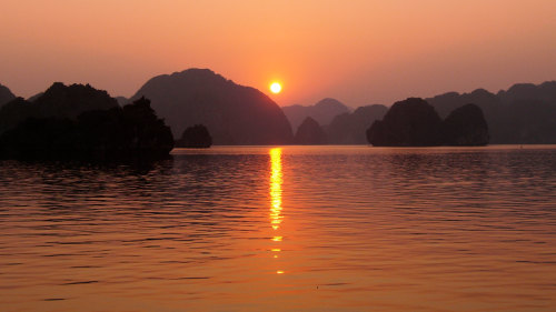 Small-Group Halong Bay Day Cruise by Urban Adventures