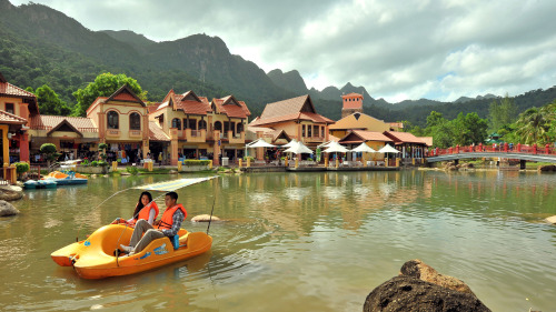 Cable Car and Oriental Village Tour