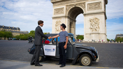 Private 2CV Champs-Elysées Highlights Tour by 4 Roues Sous 1 Parapluie